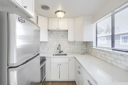 NEW PRICE DROP!! Updated Top Floor 2bed/1bath with A/C in Greenwood! – photo 1
