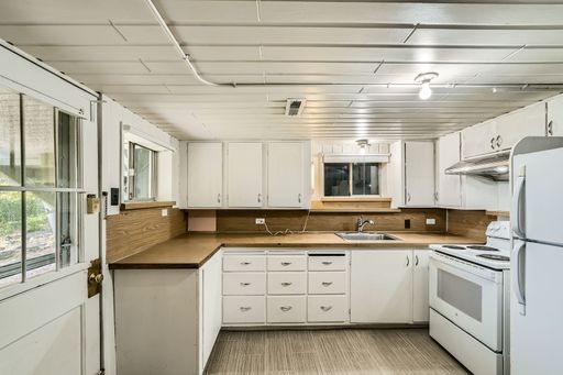 Charming 2Bed/1bath Lower-Level Duplex Unit in Prime North Beacon Hill Location! – photo 1