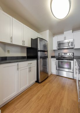 Top Floor Corner 1bed/1bath Unit in Beautiful Bellevue Apartment Community! – photo 1