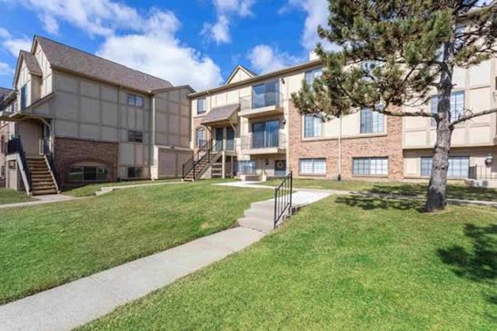 Auburn Hills Apartment: 2770 Pine Knoll Dr