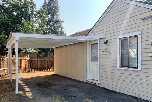 Hard to find 1 bdrm, 1 bath house with carport. – photo 1