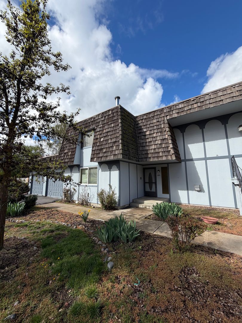 Klamath Falls House: 2454 Hawkins