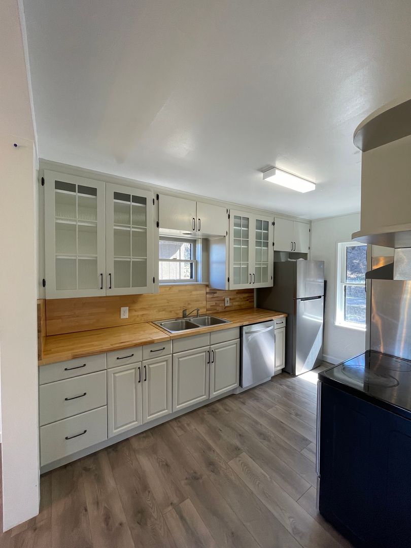 Charming 4-Bedroom Home with Stunning Views for Rent Near Moore Park and 2.8 miles from Sky Lakes and OIT