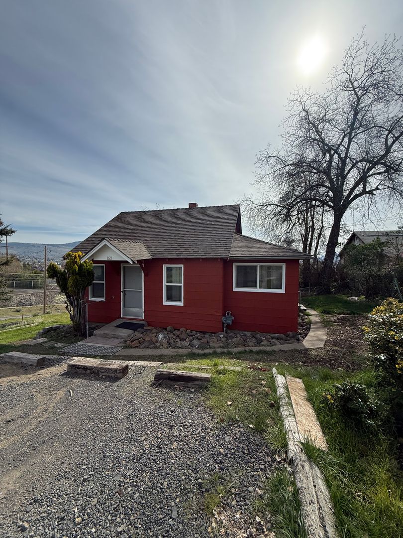 Klamath Falls House: 153 Octavia Ave