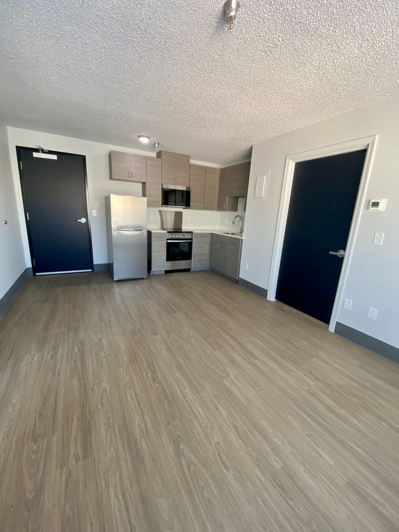 Pet friendly 2 bed 2 bath (ensuite) in fully renovated complex - ALL UTILITIES INCLUDED! 