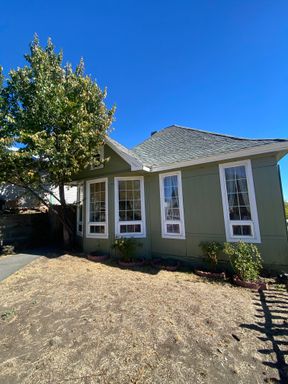 2 bedroom, 1 bathroom house, fenced yard, above downtown – photo 1