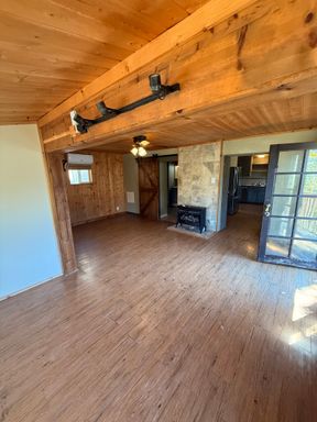 Pet Friendly 3 Bdrm 1 Bath 1.8 Miles to OIT and Sky Lakes – photo 1