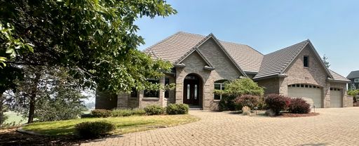 Luxury 4-Bed Running Y Home with Panoramic Lake Views – photo 1