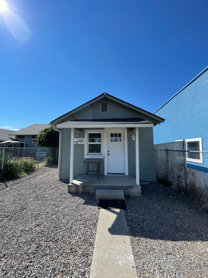 Hard to find 1 bdrm 1 bath house in the heart of Klamath Falls 2.6 miles to Sky Lakes and Oregon Tech