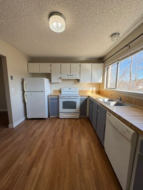 2 bed 1 bath with new paint - Water/Sewer and Garbage included! – photo 1