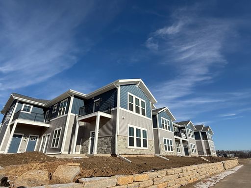 160 Peterson Trail - E, Oregon, WI 53575