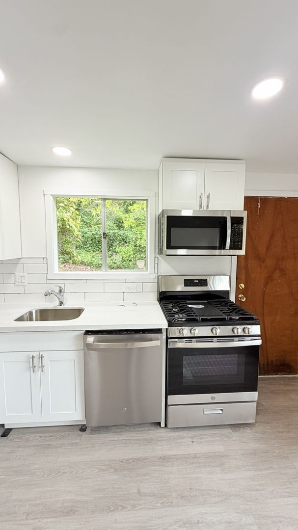 Seattle Apartment: 1334 Lakeview Blvd E.