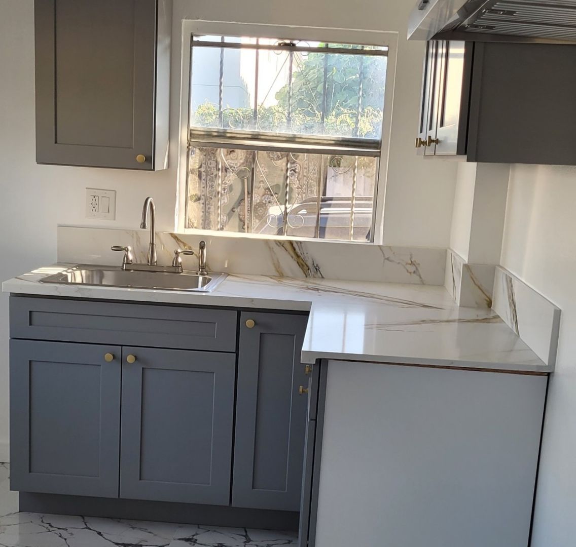 Los Angeles Apartment: 352 E 52nd