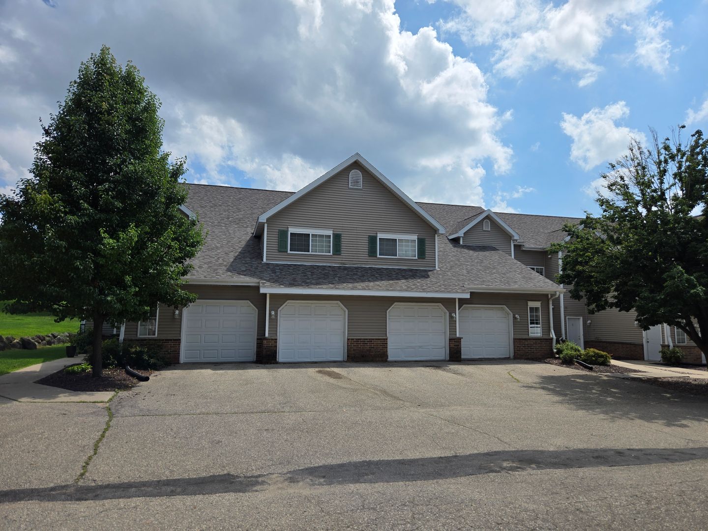 Madison Apartment: 1001-1017 Rockefeller Ln