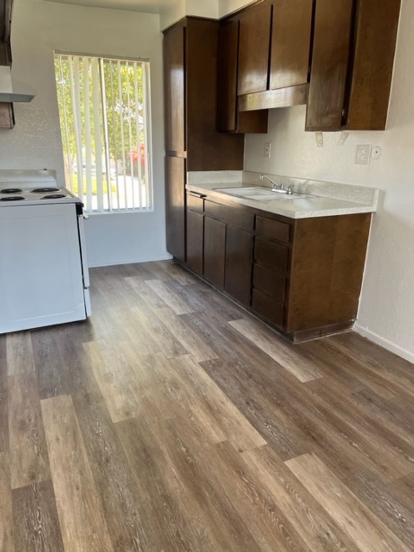 Garden Grove Apartment: 11450 Lampson Ave