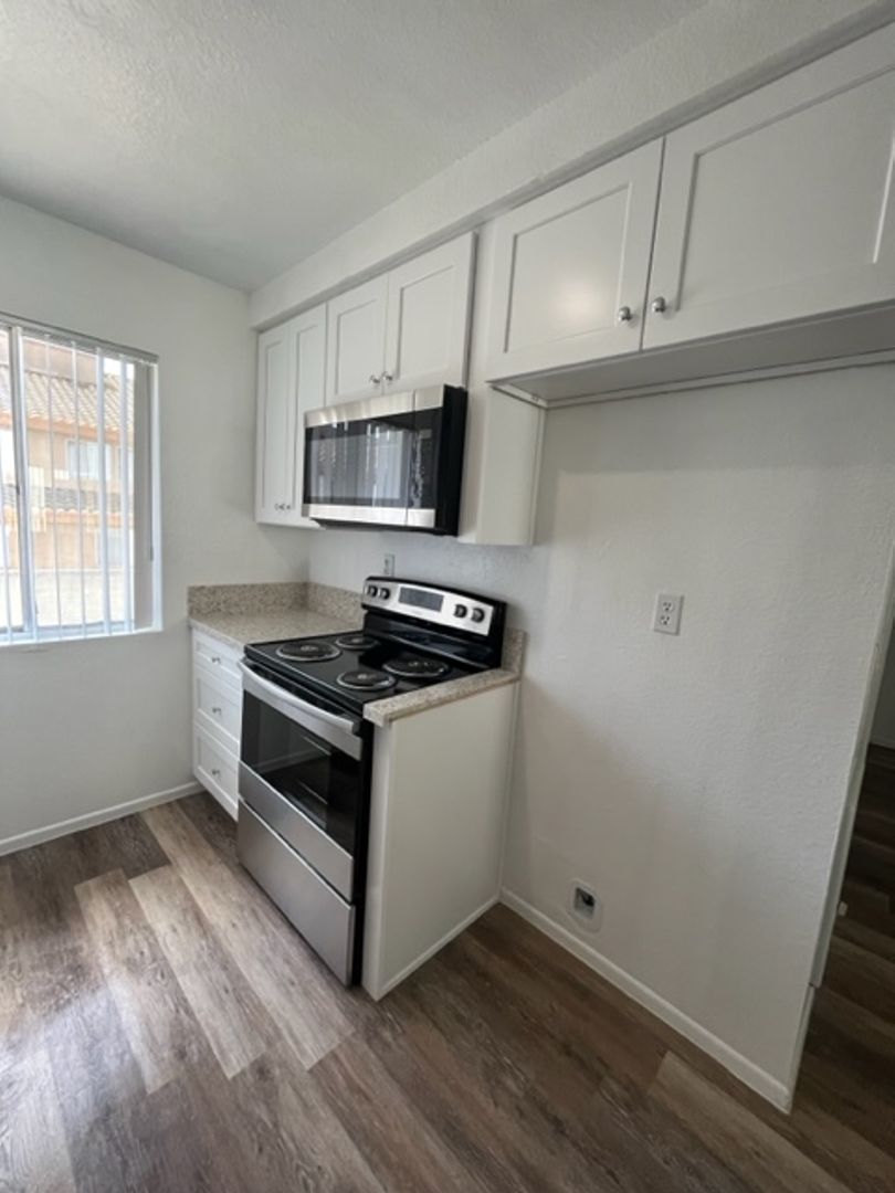 Garden Grove Apartment: 11450 Lampson Ave