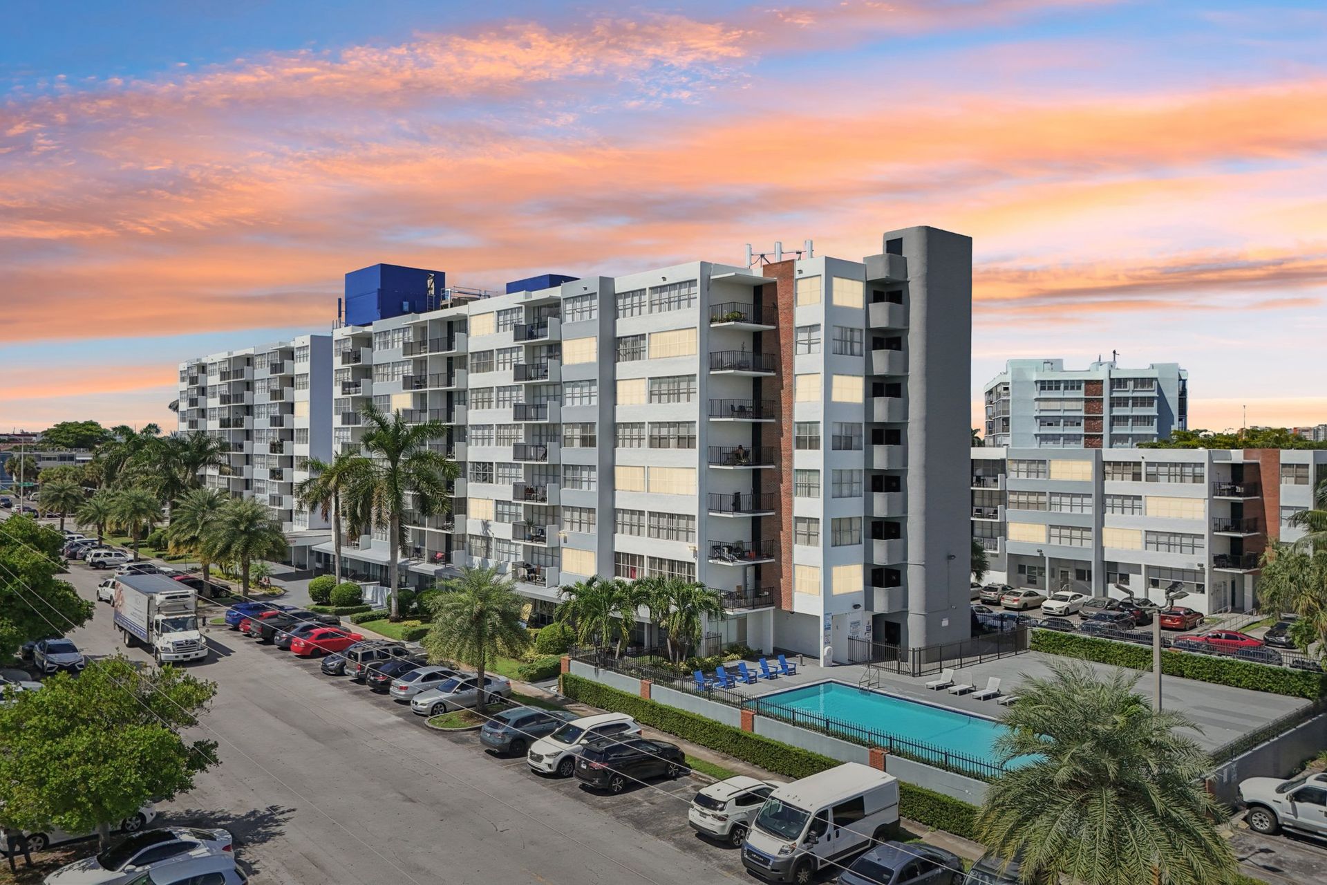 Grand Island Square - 3 Miles to Aventura Mall