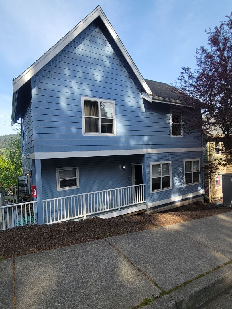 Bellingham Apartment: 4020 Byron Ave