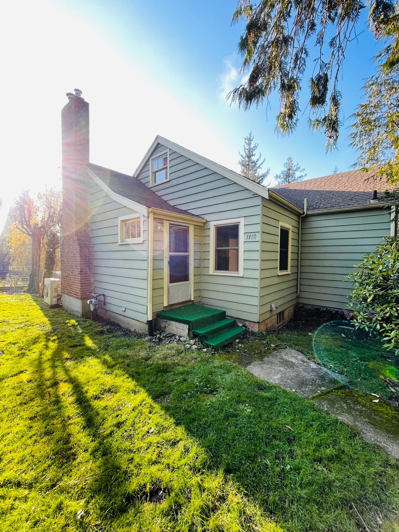 Bellingham Apartment: 1100 32nd Street