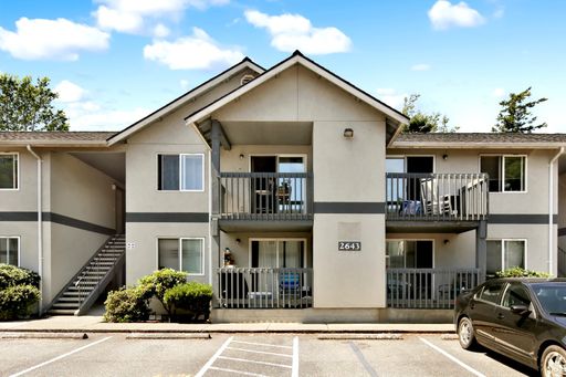 Spacious 2 Bed 1 Bath Unit Conveniently Located! – photo 1