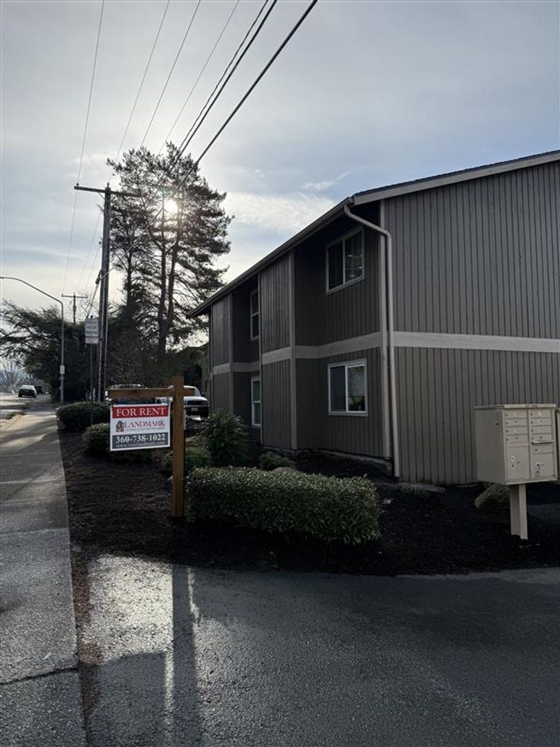 Bellingham Apartment: 1471 Moore Street