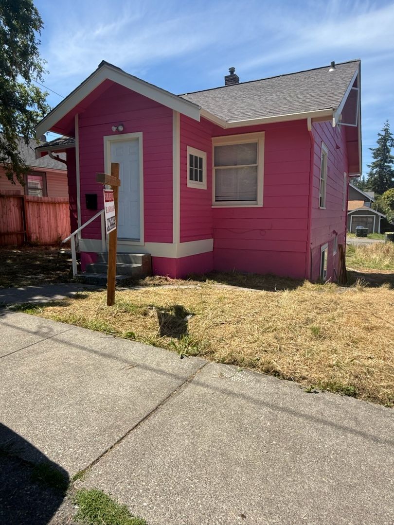 Bellingham House: 1109 Humboldt Street