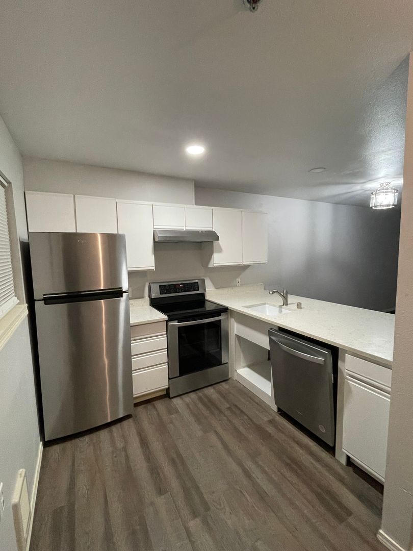 Bellingham House: 2711 W. Maplewood Ave #106