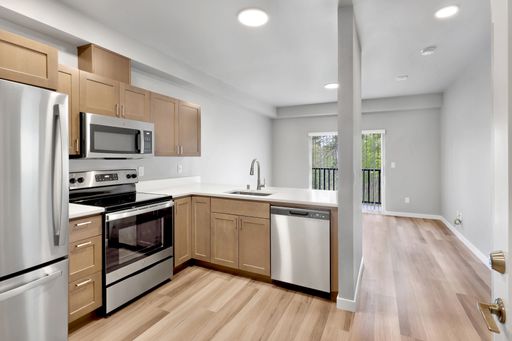 Beautiful Newer Apartments + internet included. Available now! – photo 1
