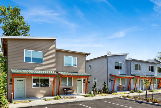 Three-bedroom Townhome with full level primary suite! We Welcome Large Pets. – photo 1