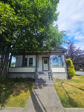 $1000 off 1st Month's Rent! Charming 5-Bedroom Home with Updated Kitchen, & Bath in Fairhaven! – photo 1