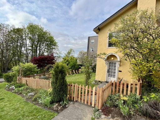 Charming Lower Unit Filled with Vintage Charm! – photo 1