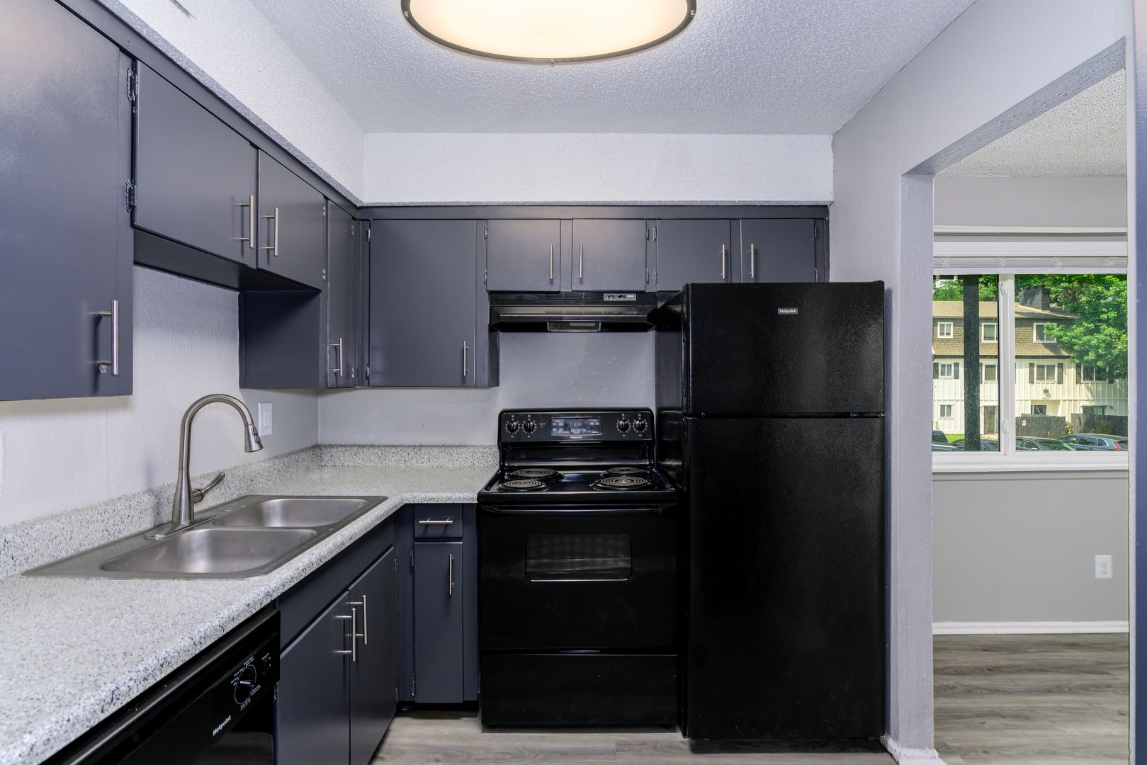 Riverside Apartment: 4424 NW Hon Drive