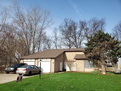 Spacious townhouse with updates and garage! – photo 1