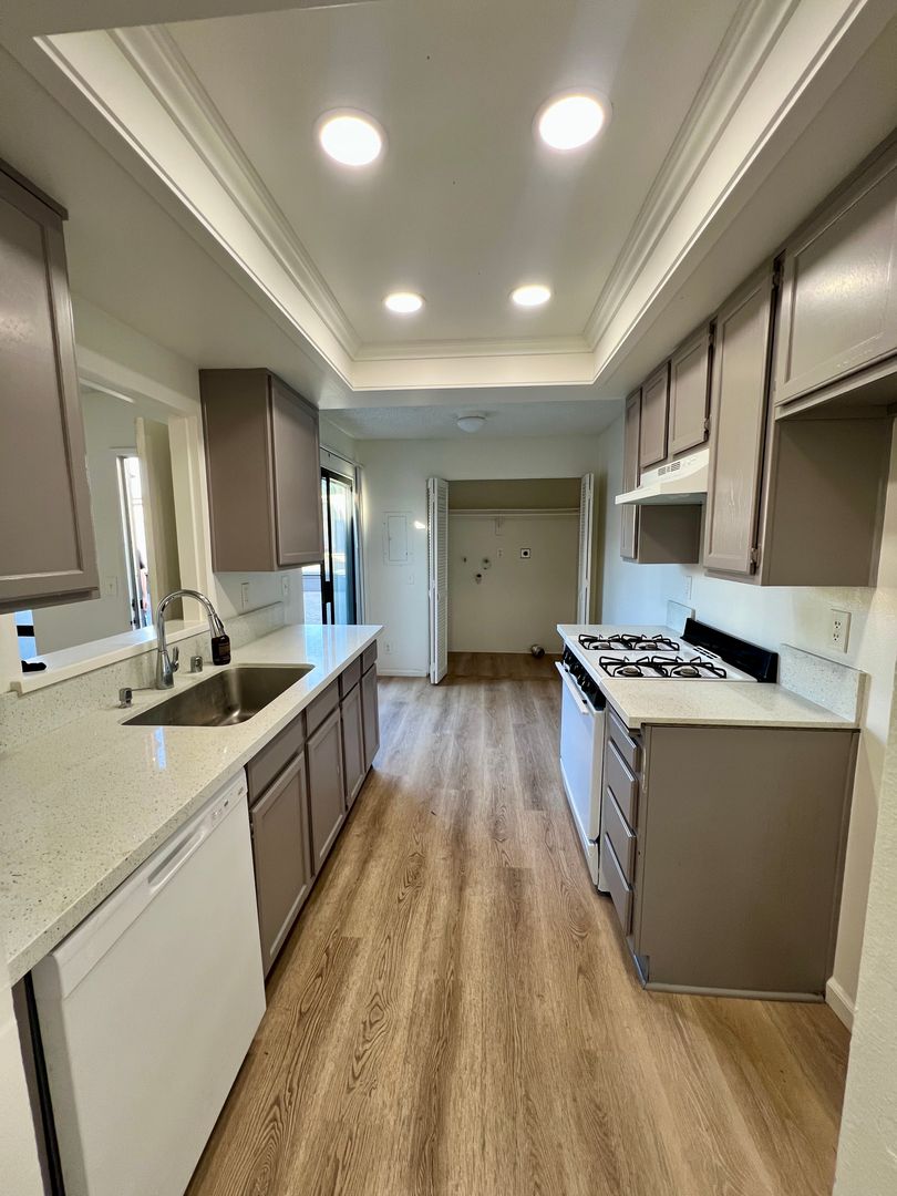 Huntington Beach Apartment: 7921 Moonshadow Cir