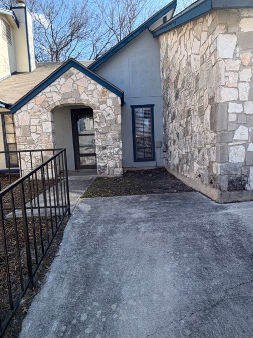 San Antonio Townhome: 8510 Stonebridge #2