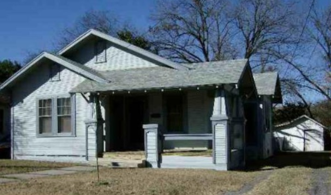 San Antonio House: 2223 E. Houston St.