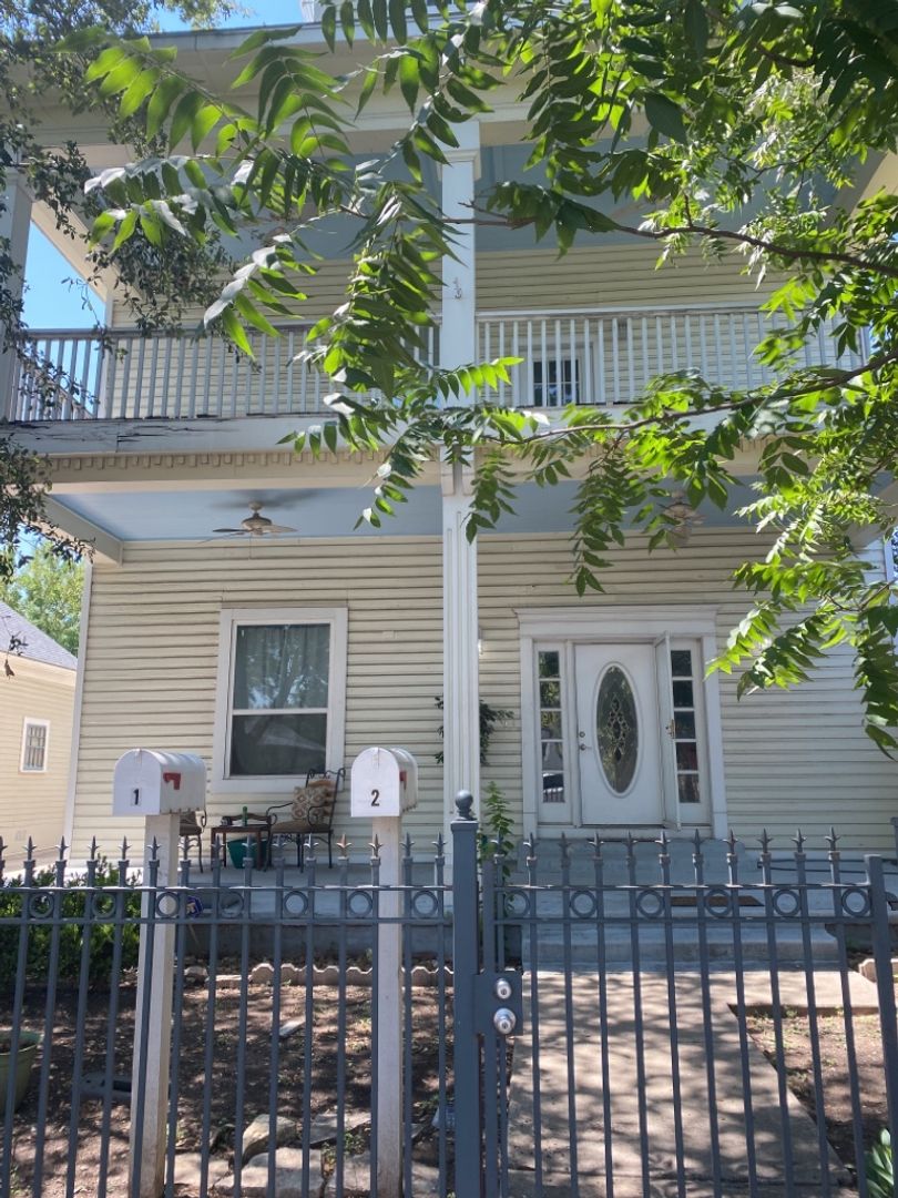 San Antonio House: 2014 W. Houston (U)