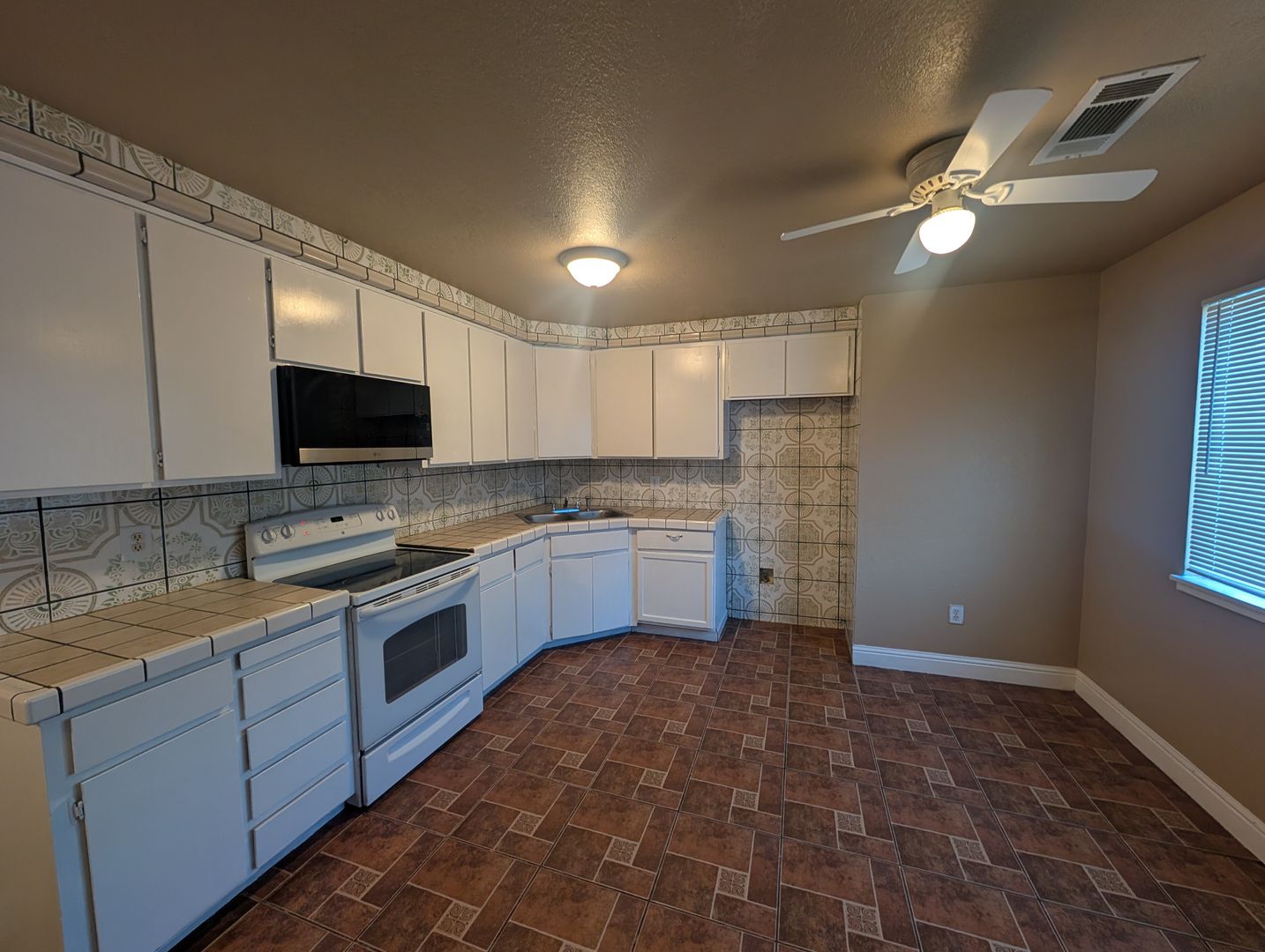 Turlock House: 930 E Linwood Ave