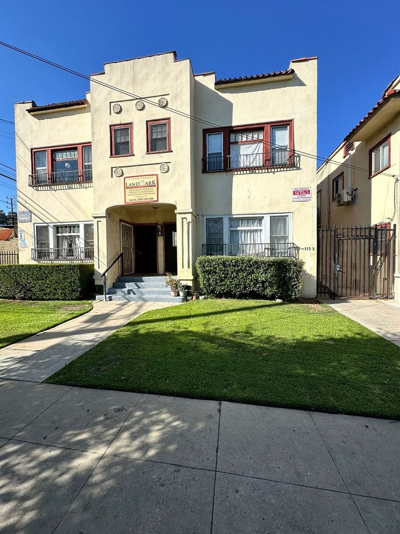 Los Angeles Apartment: East. Ave 44