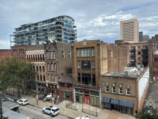 One Bedroom Semi-Loft with Downtown View! – photo 1