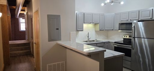 Semi-Lofted One Bedroom with a Breakfast Bar and In-Suite Laundry – photo 1