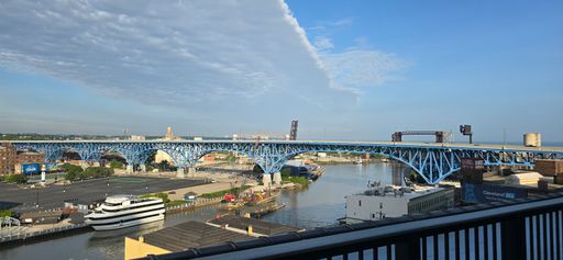 Extra-Large 3 Level, 3-Bedroom Suite with a Private Rooftop Deck – photo 1