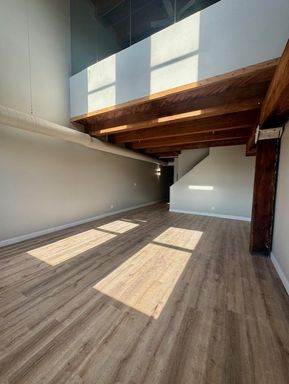 Beautiful 2-Bedroom Townhome-Style Apartment with The Best River Views Around – photo 1