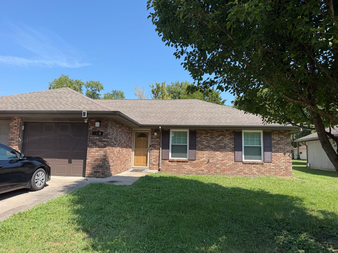 Murphysboro Apartment: 2110-2112 Illinois Ave