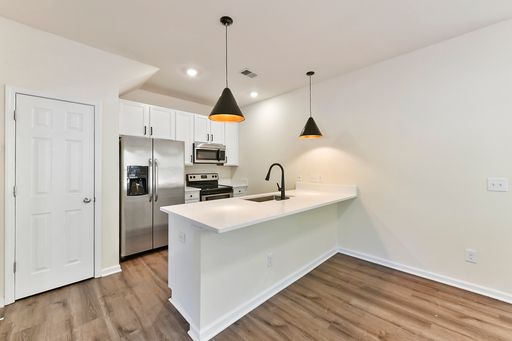 Modern Convenience and Comfort! – photo 1