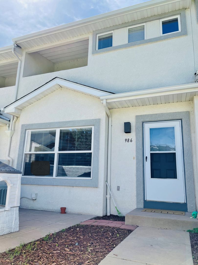 Colorado Springs Townhome: 986 Mountain Crest View