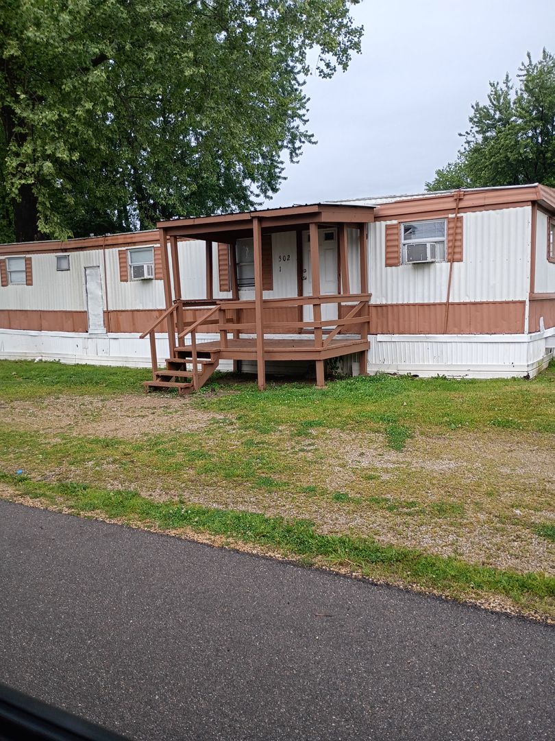Dexter Apartment: 501 S Hickory St