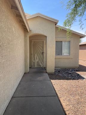 Comfortable 3-Bedroom Home with 2-Car Garage – photo 1