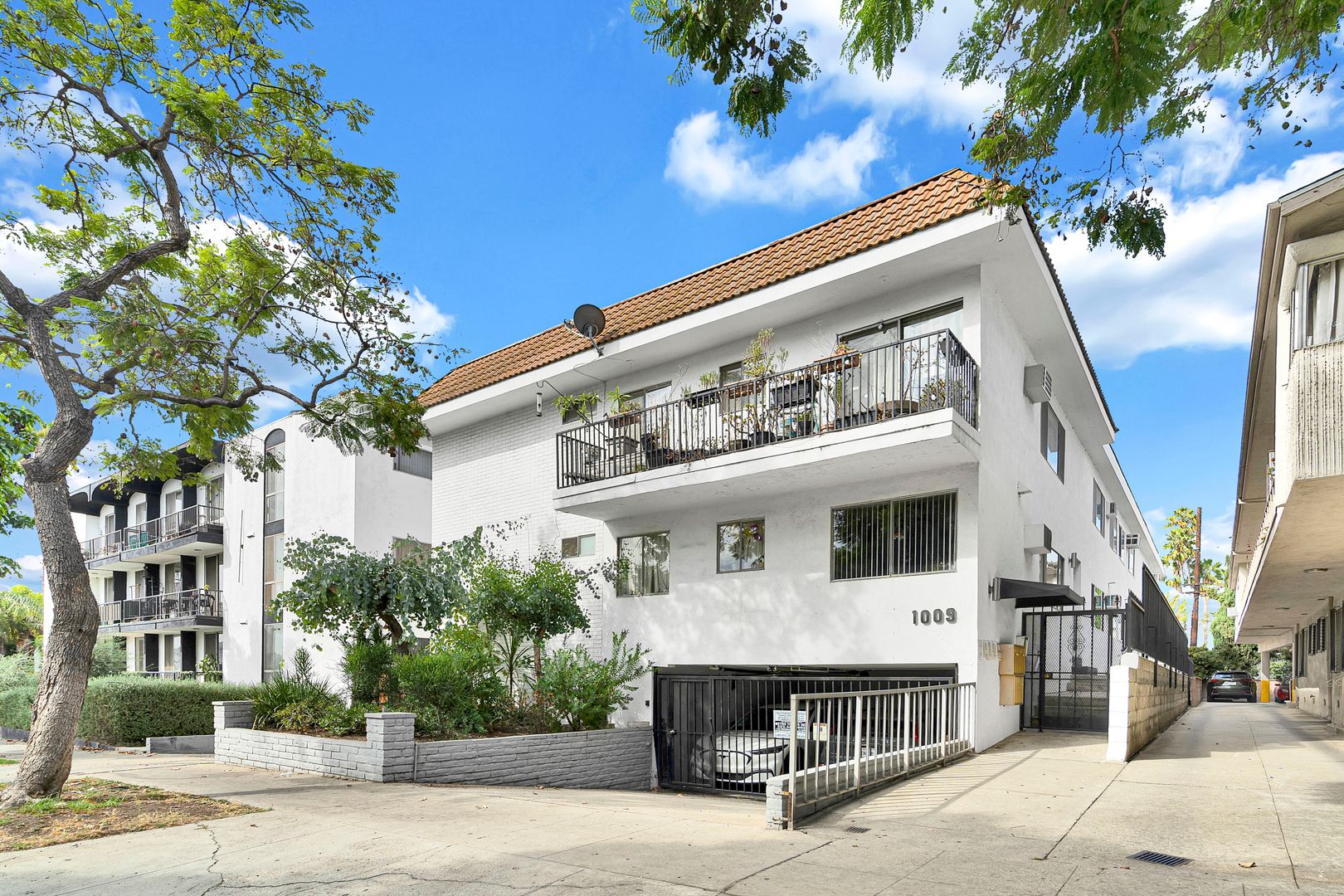 West Hollwyood Apartment: 1009 N. Edinburgh Ave