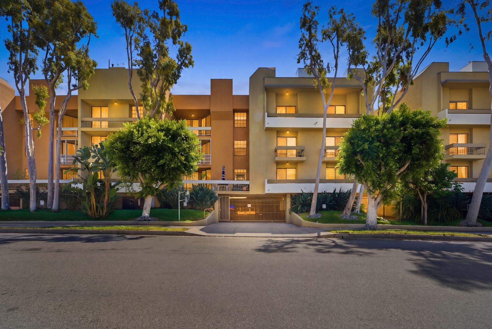 West Hollywood House: 740 N Kings Rd